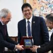 Menkeu RI, Purbaya Yudhi Sadewa diberikan cinderamata Asian Develpoment Bank (ADB) di kantornya | sumber: instagram Menkeu RI