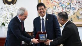 Menkeu RI, Purbaya Yudhi Sadewa diberikan cinderamata Asian Develpoment Bank (ADB) di kantornya | sumber: instagram Menkeu RI