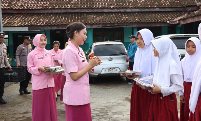 
					Polres Kendal Salurkan Perdana Menu MBG untuk Siswa SD di Patebon