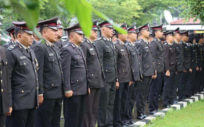
					61 Personel Terima Satyalancana, Kapolres Kendal Tegaskan Makna Loyalitas dan Integritas