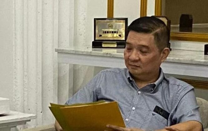 
					Anggota DPRD Komisi C Fraksi PSI Kota Semarang, Irwan Leokita saat persiapan datang ke Rakernas PSI di Makasar | foto: Reza