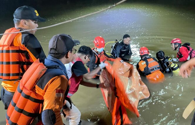 
					Basarnas Evakuasi Warga Jlegong Jepara yang Terseret Arus Sungai