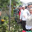 Wali Kota Semarang, Agustina Wilujeng didampingi FKUB saat melakukan kerja bakti bersih sungai | foto: Humas Pemkot