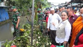 Wali Kota Semarang, Agustina Wilujeng didampingi FKUB saat melakukan kerja bakti bersih sungai | foto: Humas Pemkot