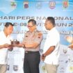 Polda Jateng melalui Bid Humas Kombes Pol Artanto menyerahkan kue ulang tahun sebagai simbol penguatan kemitraan antara Polri dan Pers | foto: Wahyu Hamijaya.