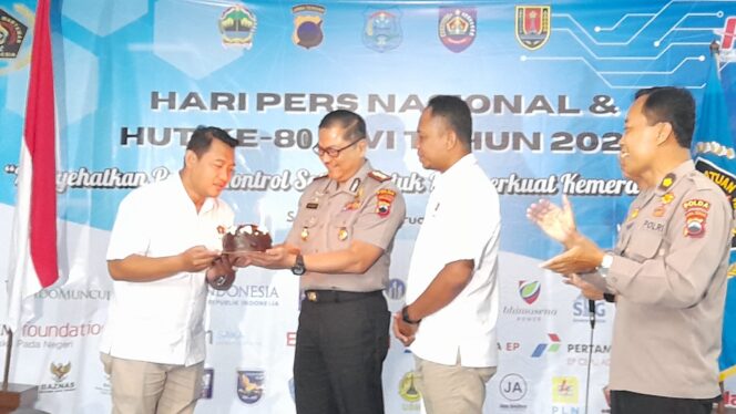 
					Polda Jateng melalui Bid Humas Kombes Pol Artanto menyerahkan kue ulang tahun sebagai simbol penguatan kemitraan antara Polri dan Pers | foto: Wahyu Hamijaya.