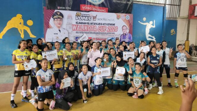 
					Wali Kota Semarang, Agustina Wilujeng bersama para juara klub Voli Wali Kota Cup 2026 | foto: Dispora Kota Semarang