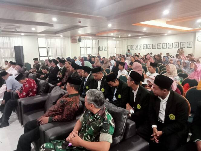
					Sejumlah santri bersama orang tua wali murid mengikuti pembukaan FASI IX di Unwahas. (Foto: Tim Kabarjateng.id)