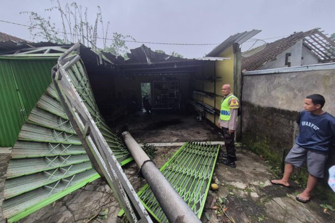 
					Angin Puting Beliung Terjang Tiga Kecamatan, Akses Salatiga–Dadap Ayam Sempat Lumpuh