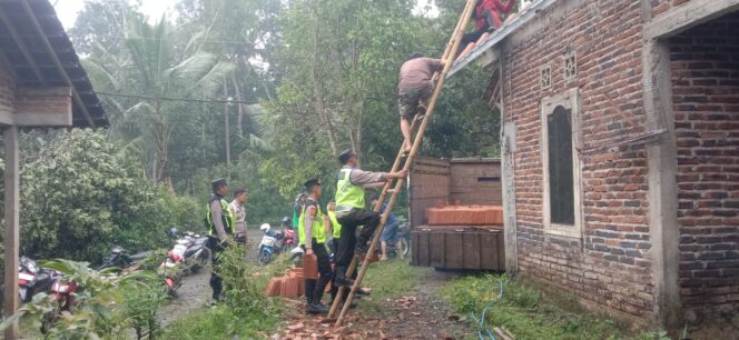 
					Pasca Puting Beliung, Polres Semarang Bersama TNI dan Pemkab Gelar Bakti Sosial untuk Warga Terdampak