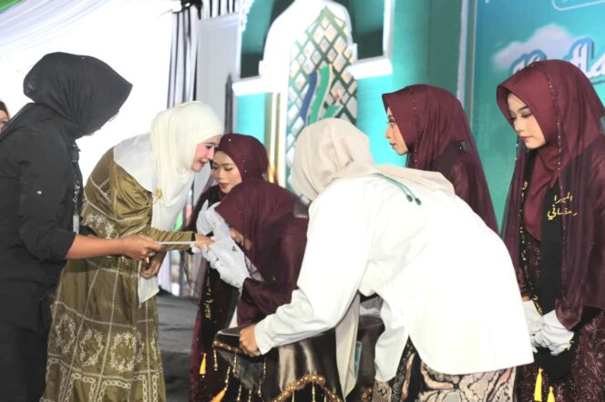 
					Serahkan Bisyaroh Pemprov Jateng, Ning Nawal Ajak Masyarakat Lebih Dekat dengan Al-Qur’an