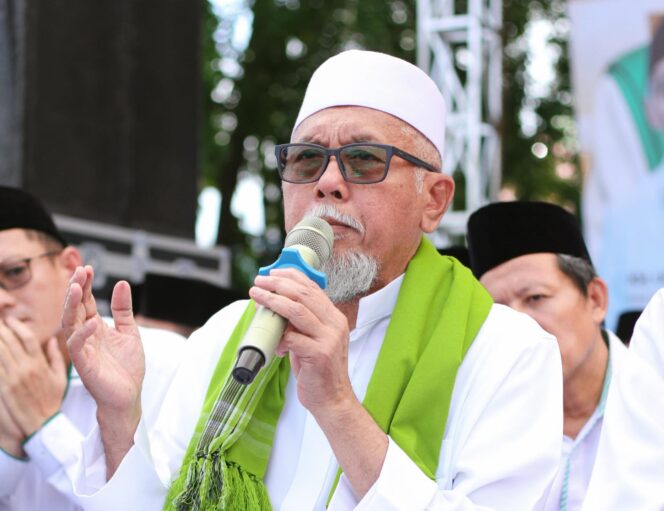 
					Harlah Satu Abad NU di Brebes, Pengasuh Ponpes Al Hikmah 1 Benda Panjatkan Doa untuk Daerah dan Indonesia