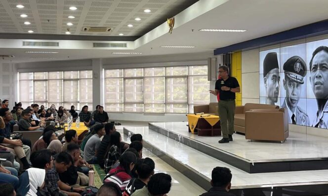 
					Rocky Gerung Nilai Demokrasi Alami Krisis Etos Republikan, Posisi Polisi Perlu Diletakkan dalam Bingkai Demokrasi