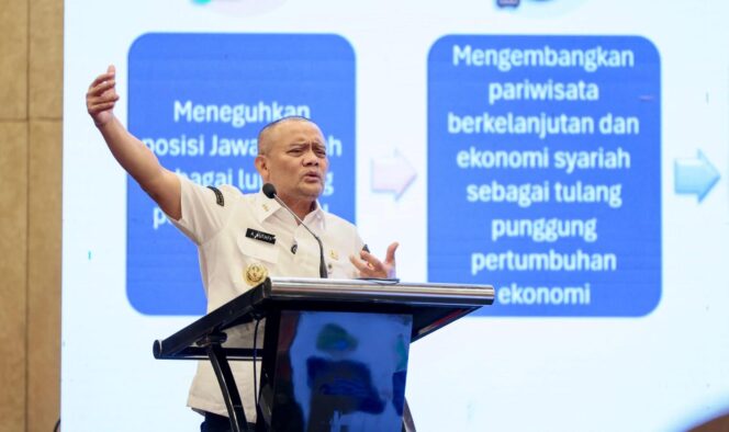 
					Tinjau Tanah Gerak di Tegal, Gubernur Ahmad Luthfi Salurkan Bantuan Rp210 Juta