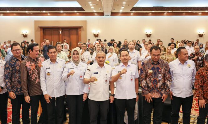 
					Gubernur Ahmad Luthfi Pastikan Perbaikan Jalan di Jawa Tengah Rampung Sebelum Arus Mudik Lebaran