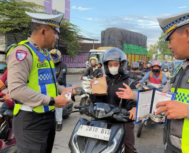 
					Satlantas Polres Kendal Gencarkan Edukasi Humanis di Hari Ketiga Operasi Keselamatan Candi 2026