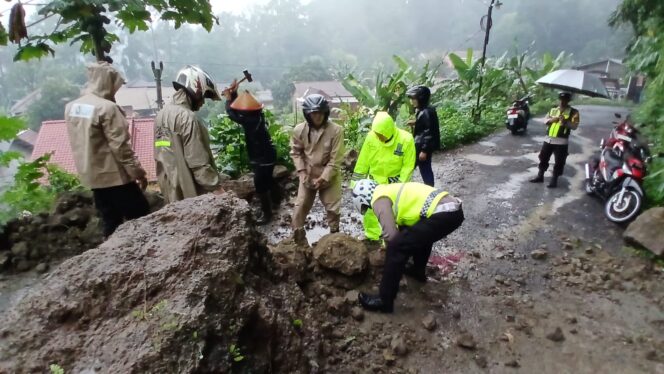 
					Longsor Terjang Kaligawe Ungaran Timur, Polisi dan Warga Bersihkan Material Penutup Jalan