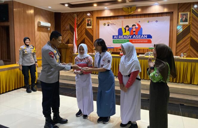 
					Polres Semarang Gandeng Mafindo Gelar Pelatihan AI untuk Pelajar, Kapolda Turut Pantau dan Beri Motivasi