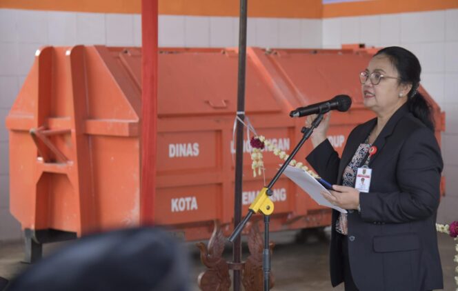 
					Wali Kota Semarang, Agustina Wilujeng saat pembukaan sambutan peresmian TPS Bugen, Tlogosari Wetan | foto: Humas Pemkot