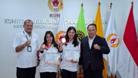 Ketua Umum KONI Jateng, Ir Sujarwanto (kiri) usai menyerahkan medali di KONI Pusat, Jakarta | dok KONI Jateng