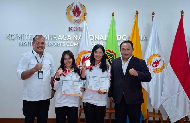 
					Ketua Umum KONI Jateng, Ir Sujarwanto (kiri) usai menyerahkan medali di KONI Pusat, Jakarta | dok KONI Jateng