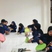 Mahasiswa Teknik Kimia Unwahas sedang melakukan praktik olah limbah organik | dok Unwahas.