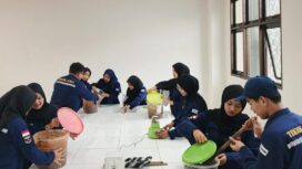 Mahasiswa Teknik Kimia Unwahas sedang melakukan praktik olah limbah organik | dok Unwahas.
