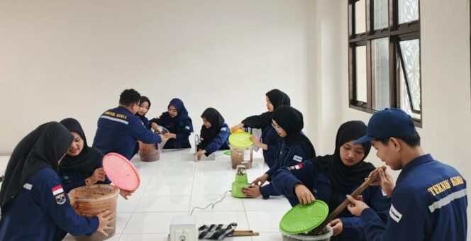 
					Mahasiswa Teknik Kimia Unwahas sedang melakukan praktik olah limbah organik | dok Unwahas.