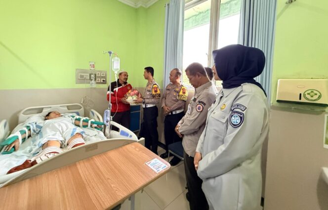 
					Satlantas Polres Demak Beri Dukungan Moril kepada Korban Laka, Bagian dari Ops Keselamatan Candi 2026