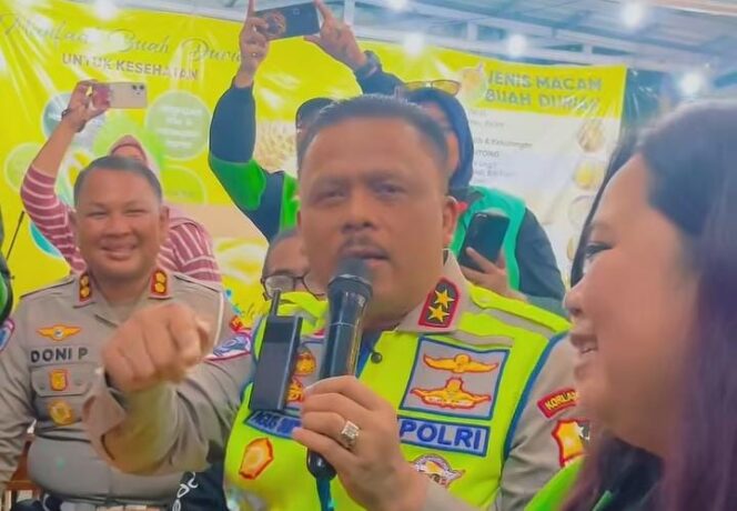 
					Kepala Korps Lalu Lintas Polri Irjen Pol Agus Suryo Nugroho, SH, MHum di acara Ngopi Cangkruk Bareng Kakorlantas Polri | gambar: IG Polantas Surabaya.