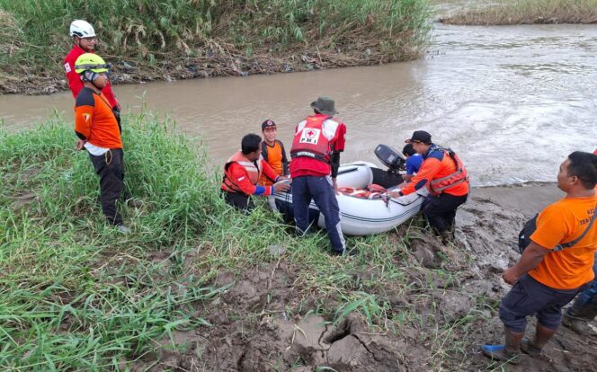 
					Tiga Warga Kendal Terseret Arus Sungai Kalibodri, Satu Korban Masih Dalam Pencarian