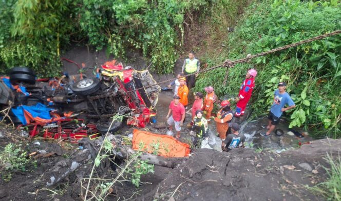 
					Truk Muat Pasir Gagal Nanjak di Jlegong, Mundur Tabrak Truk di Belakangnya, Satu Sopir Tewas
