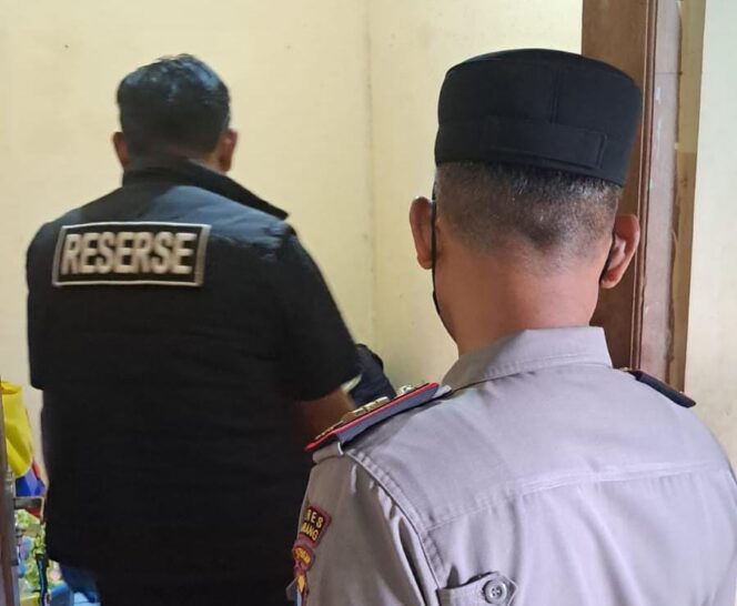 
					Wanita Ditemukan Meninggal di Kamar Kos Suruh, Polisi Duga Akibat Penyakit Bawaan