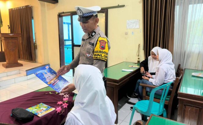 
					Satlantas Polres Demak Edukasi Pelajar SMA N 3 Demak Lewat Program Police Go To School