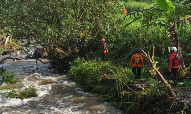 
					Tim SAR Gabungan Sisir Sungai Karangmalang Cari Remaja Hanyut Akibat Luapan Banjir di Mijen
