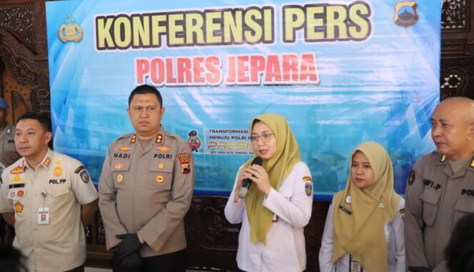 
					Tragedi Miras Oplosan di Jepara Terungkap, Tiga Peracik Diamankan Polisi