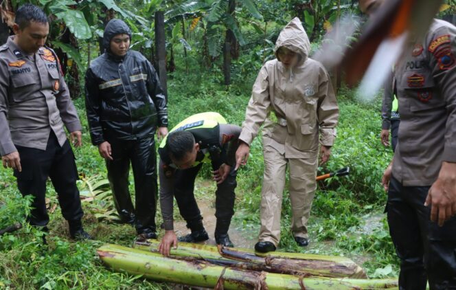 
					Bencana Terjang Sejumlah Wilayah, Polres Semarang Turunkan Regu Siaga Bhayangkara Bantu Warga