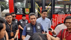 Kepala Dinas Perhubungan Kota Semarang, Danang Kurniawan menyampaikan keterangan pers usai mengecek uji coba EV Bus Listrik Trans Semarang | foto: Wahyu Hamijaya.