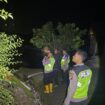 Personel Bhayangkara Regu I Polres Tegal, Siaga Patroli dan Penjagaan di Wilayah Bencana Padasari, Kamis (12/02). (Foto: Humas Polres Tegal)