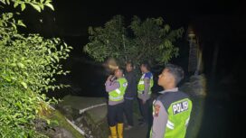 Personel Bhayangkara Regu I Polres Tegal, Siaga Patroli dan Penjagaan di Wilayah Bencana Padasari, Kamis (12/02). (Foto: Humas Polres Tegal)