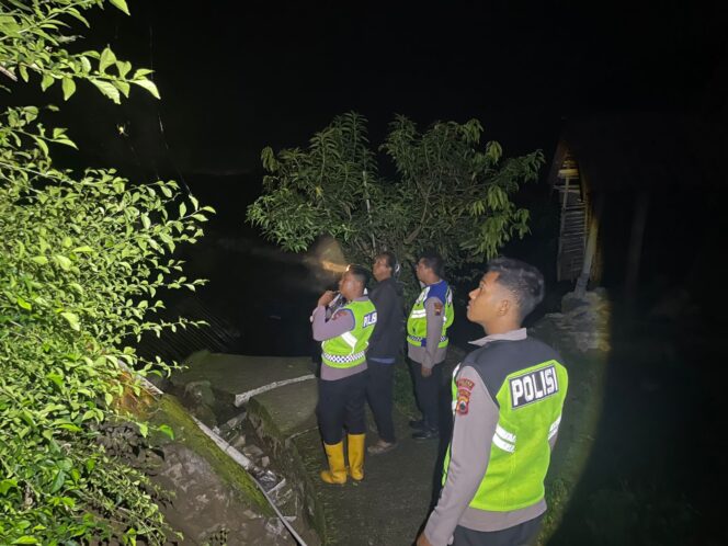 
					Personel Bhayangkara Regu I Polres Tegal, Siaga Patroli dan Penjagaan di Wilayah Bencana Padasari, Kamis (12/02). (Foto: Humas Polres Tegal)