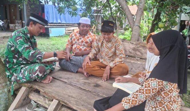 
					Sisi Humanis TMMD 127: Serka Feri Tanamkan Ilmu Ngaji dan Cinta Lingkungan untuk Anak Desa