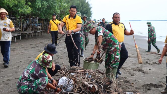 
					TNI–Polri Gelar Aksi Bersih Massal di Pantai Randusanga Indah, Perkuat Implementasi Program Nasional Indonesia Asri