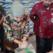 Bupati Kendal Dyah Kartika saat melihat langsung kualitas beras Perum Bulog Mangkang, Kota Semarang | dok Diskomdigi Jateng.