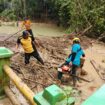 Aksi Tiga Pilar terdiri, TNI, Polri, Pemerintah Kecamatan, bersihkan lingkungan cegah banjir, Jumat (13/02). (Foto: Humas Polres Tegal)