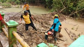Aksi Tiga Pilar terdiri, TNI, Polri, Pemerintah Kecamatan, bersihkan lingkungan cegah banjir, Jumat (13/02). (Foto: Humas Polres Tegal)