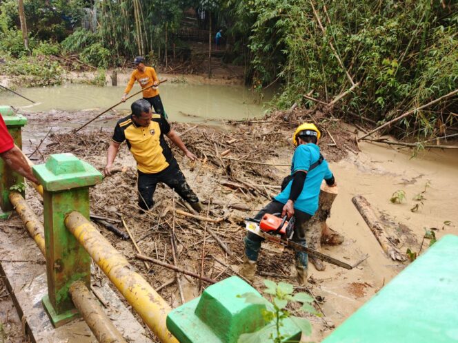 
					Aksi Tiga Pilar terdiri, TNI, Polri, Pemerintah Kecamatan, bersihkan lingkungan cegah banjir, Jumat (13/02). (Foto: Humas Polres Tegal)