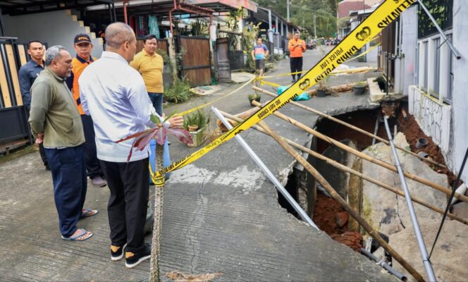 
					Sambangi Tanah Amblas di Ungaran, Ahmad Luthfi Perintahkan Dinsos-PUPR Segera Bertindak
