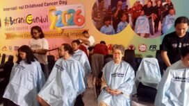 Aksi cukur rambut dalam rangka peringatan Hari Kanker Anak sedunia yang dilaksanakan di The Park Mall Semarang. (foto: Mualim)