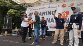Sandra, salah satu dari ribuan peserta Fun Walk IKA Undip 2026 yang mendapat hadiah utama berupa motor listrik | foto: Wahyu Hamijaya.